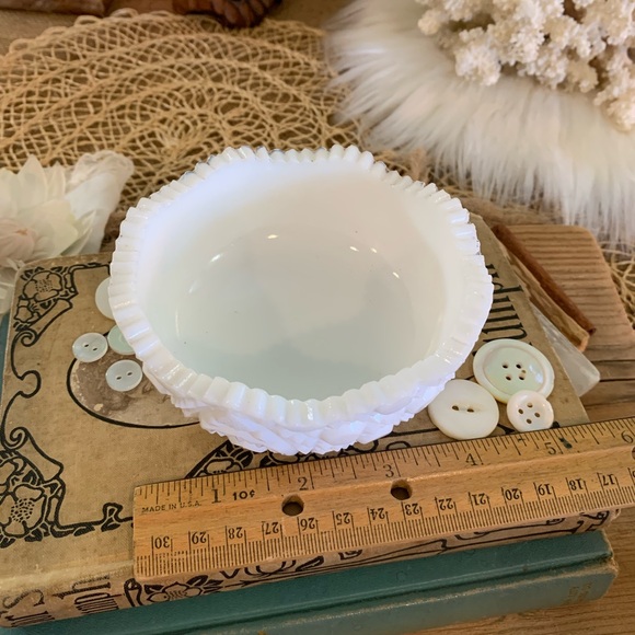 Vintage Milk Glass Bowl 🪿 - Picture 7 of 9